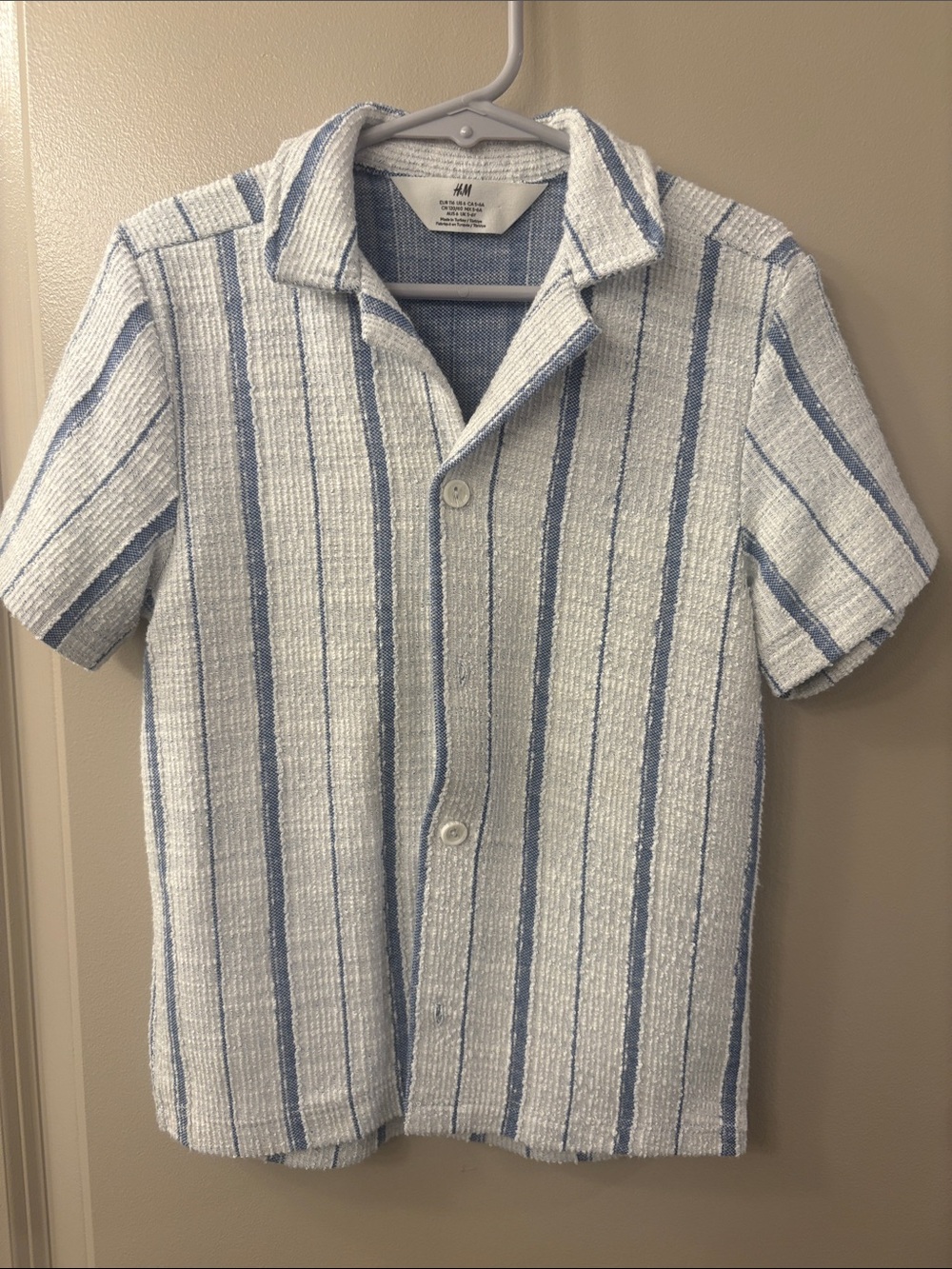 H&M boy’s White and Light Blue Striped Short-Sleeve Button-Up Shirt